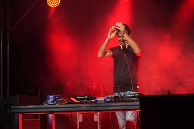 Pan zajmuje się DJ-ką na scenie.