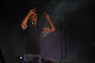 Pan zajmuje się DJ-ką na scenie.