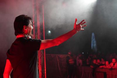 Pan zajmuje się DJ-ką na scenie.
