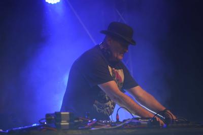 Pan zajmuje się DJ-ką na scenie.