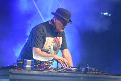 Pan zajmuje się DJ-ką na scenie.