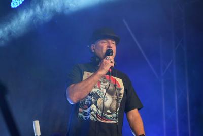 Pan zajmuje się DJ-ką na scenie.