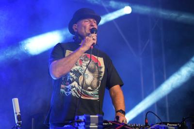 Pan zajmuje się DJ-ką na scenie.