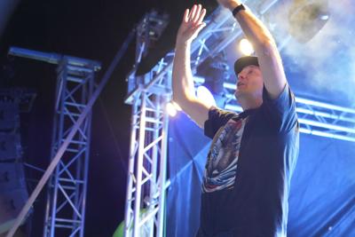 Pan zajmuje się DJ-ką na scenie.