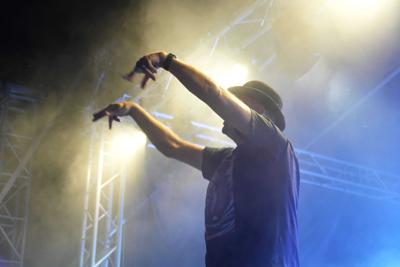 Pan zajmuje się DJ-ką na scenie.