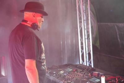 Pan zajmuje się DJ-ką na scenie.