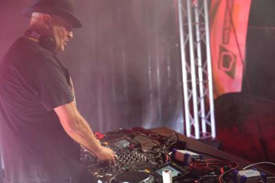 Pan zajmuje się DJ-ką na scenie.