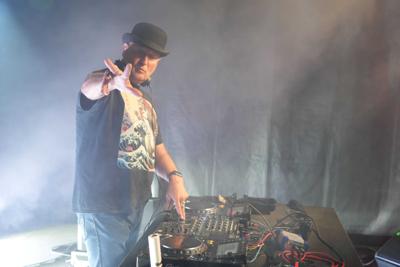 Pan zajmuje się DJ-ką na scenie.