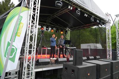 Dwóch panów na scenie.
