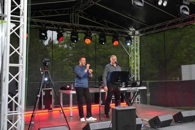 Dwóch panów na scenie.