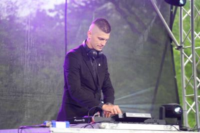Pan zajmuje się DJ-ką na scenie.