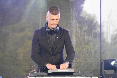 Pan zajmuje się DJ-ką na scenie.
