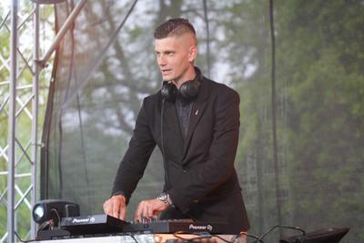 Pan zajmuje się DJ-ką na scenie.
