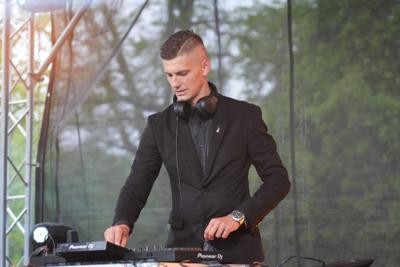 Pan zajmuje się DJ-ką na scenie.