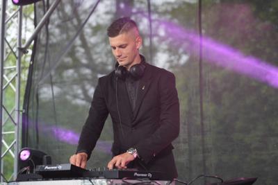 Pan zajmuje się DJ-ką na scenie.