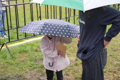 Dziewczynka z parasolką je.