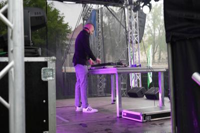 Pan zajmuje się DJ-ką na scenie.