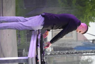 Pan zajmuje się DJ-ką na scenie.