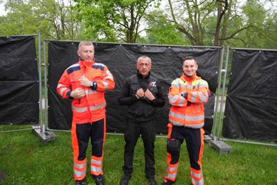 Trzech ratowników.