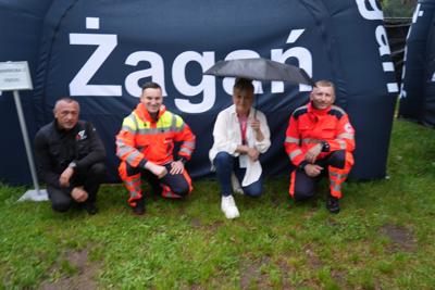 Trzech ratowników z panią.