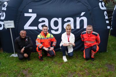 Trzech ratowników z panią.