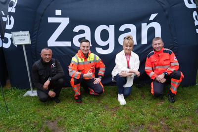 Trzech ratowników z panią.
