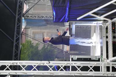 Pan zajmuje się DJ-ką na scenie.
