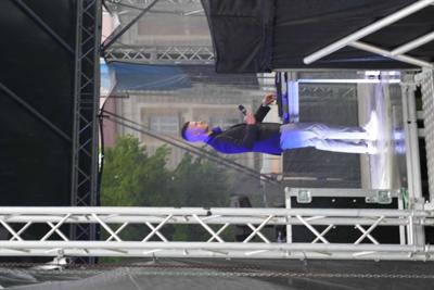 Pan zajmuje się DJ-ką na scenie.