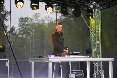 Pan zajmuje się DJ-ką na scenie.