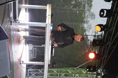 Pan zajmuje się DJ-ką na scenie.