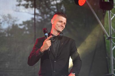 Pan zajmuje się DJ-ką na scenie.