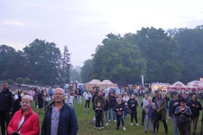 Spora grupa ludzi.