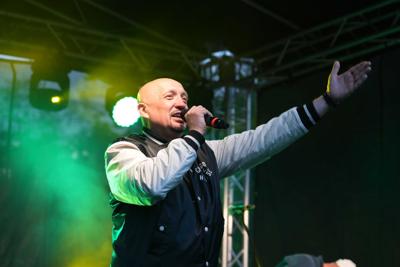 Wokalista występuje na scenie.