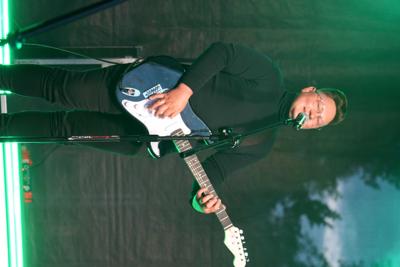 Gitarzysta występuje na scenie.