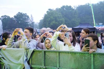 Ludzie zebrani przy barierkach pod sceną.