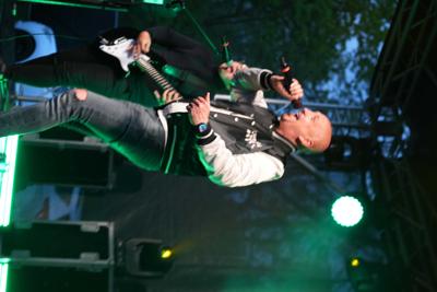 Wokalista występuje na scenie.