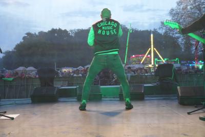 Wokalista występuje na scenie przed publicznością.