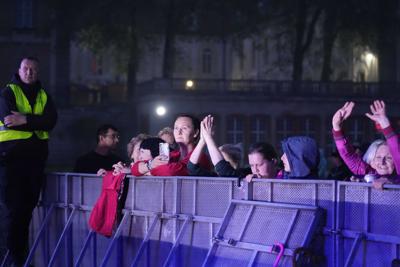 Publiczność przy barierkach pod sceną.