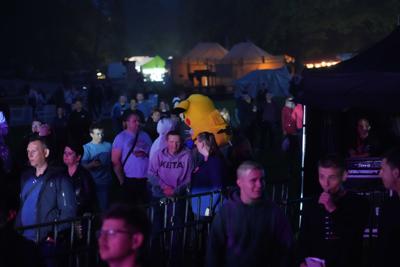 Publiczność przy barierkach pod sceną.