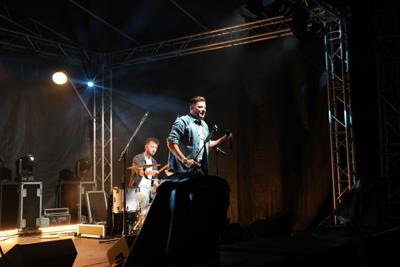 Grupa muzyczna występuje na scenie.
