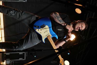 Gitarzysta występuje na scenie.