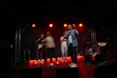 Grupa muzyczna na scenie.