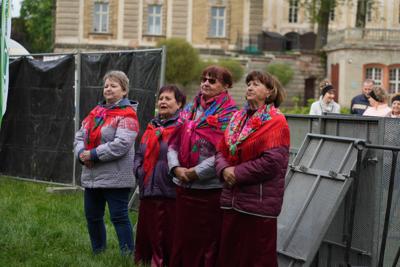 Grupa osób pod sceną.