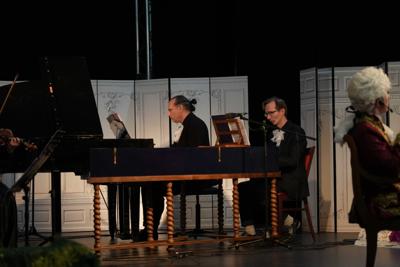 Artyści na scenie grający na instrumentach.