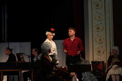 Artyści występujący na scenie, za nimi orkiestra.