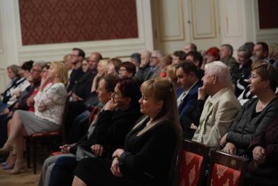 Publiczność oglądająca występy.