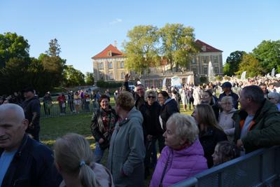 Tłum, z tyłu pałac.