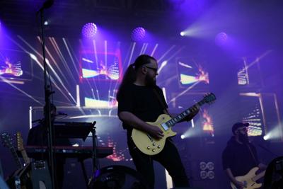 Gitarzysta występujący na scenie.