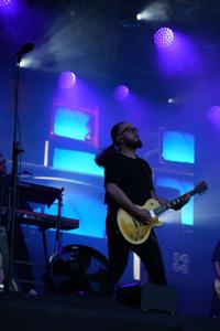 Gitarzysta występujący na scenie.