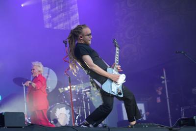 Gitarzysta występujący na scenie.